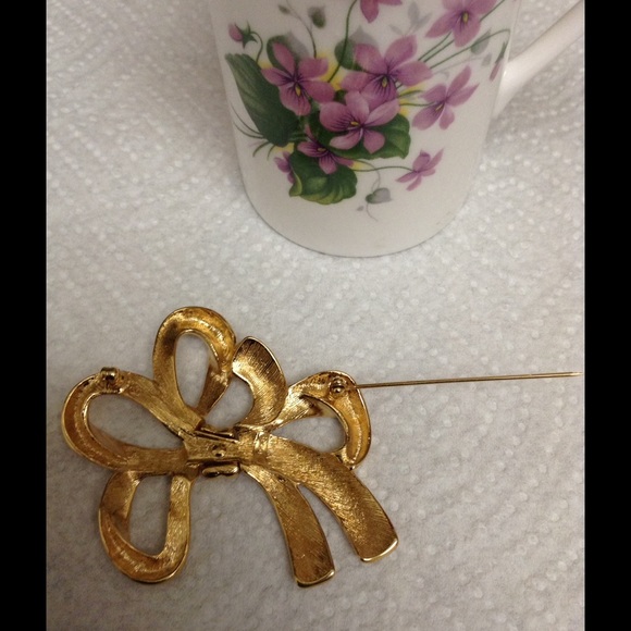 Perfect Girly Golden Bow Love Brooch Scarf Pin - Picture 6 of 8